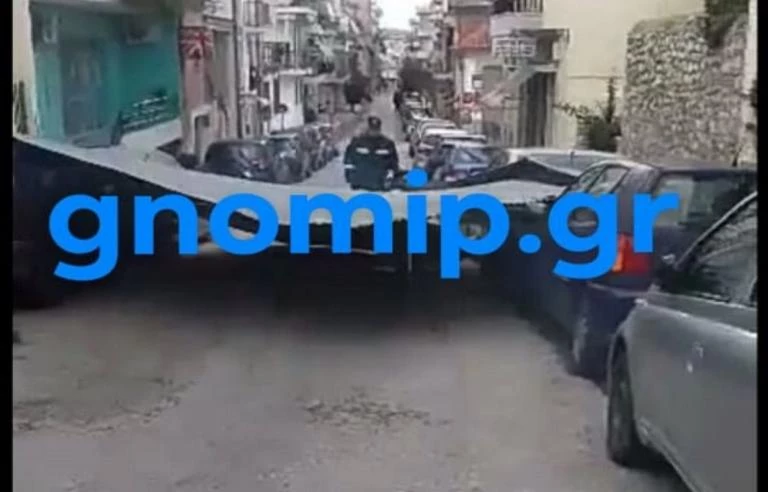 Πάτρα: Ξεκόλλησε σιδηροκατασκευή από τους θυελλώδεις ανέμους και πλάκωσε αυτοκίνητα (βίντεο)